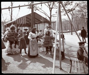 Vista di una donna che spinge bambini sulle altalene al Tompkins Square Park, nel Giorno dell